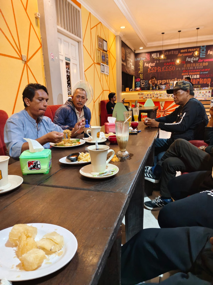 Senin, 08 Januari 2023, Lurah bersama Kasie Ekobang dan Kasie Kesra beserta Staf menghadiri Rapat pembubaran sekaligus pembentukan kembali 3 pokmas Kel. Karang Anyar