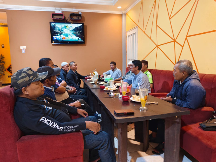 Senin, 08 Januari 2023, Lurah bersama Kasie Ekobang dan Kasie Kesra beserta Staf menghadiri Rapat pembubaran sekaligus pembentukan kembali 3 pokmas Kel. Karang Anyar