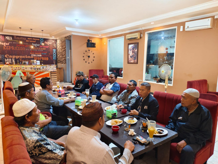 Senin, 08 Januari 2023, Lurah bersama Kasie Ekobang dan Kasie Kesra beserta Staf menghadiri Rapat pembubaran sekaligus pembentukan kembali 3 pokmas Kel. Karang Anyar