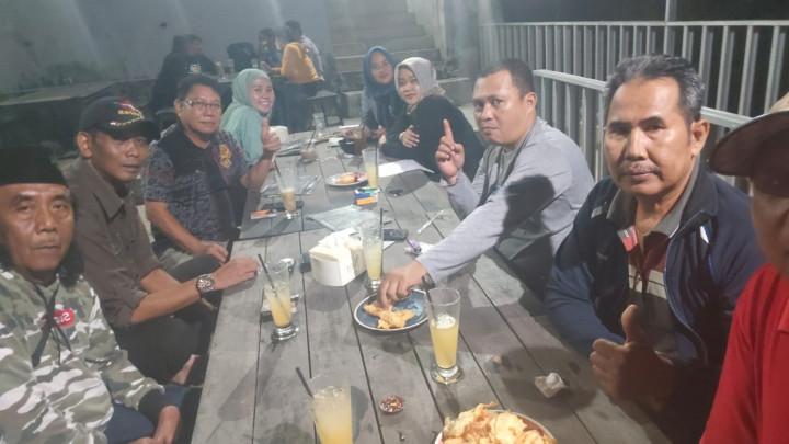 Senin, 08 Januari 2023, Lurah bersama Kasie Ekobang dan Kasie Kesra beserta Staf menghadiri Rapat pembubaran sekaligus pembentukan kembali 3 pokmas Kel. Karang Anyar