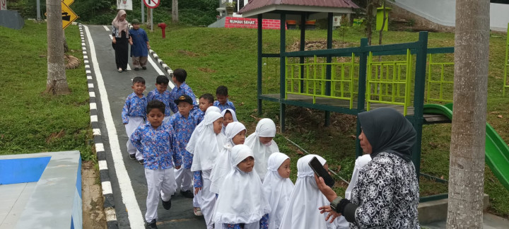 Selasa, 09 Januari 2023, Kasie Pemerintahan dan Umum beserta staf menerima kunjungan dari TK Darul falah ke Taman Lalu Lintas Letj. MT. Haryono