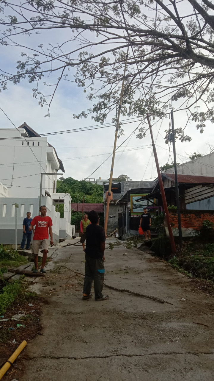 Minggu, 14 Januari 2024, Lurah diwakili staf menghadiri dan mengawasi jalannya kegiatan gotong royong di RT. 037 & 038 Jalan Kelapa Gading