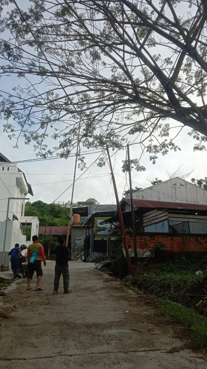 Minggu, 14 Januari 2024, Lurah diwakili staf menghadiri dan mengawasi jalannya kegiatan gotong royong di RT. 037 & 038 Jalan Kelapa Gading