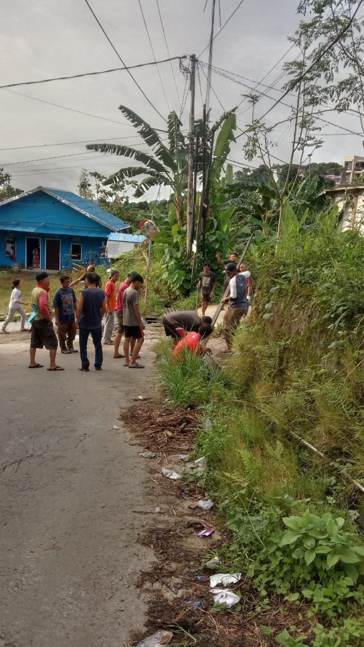Minggu, 14 Januari 2024, Lurah diwakili staf menghadiri dan mengawasi jalannya kegiatan gotong royong di RT. 037 & 038 Jalan Kelapa Gading
