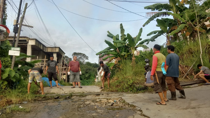 Minggu, 14 Januari 2024, Lurah diwakili staf menghadiri dan mengawasi jalannya kegiatan gotong royong di RT. 037 & 038 Jalan Kelapa Gading