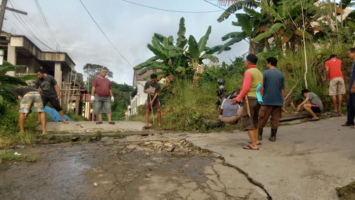 Minggu, 14 Januari 2024, Lurah diwakili staf menghadiri dan mengawasi jalannya kegiatan gotong royong di RT. 037 & 038 Jalan Kelapa Gading