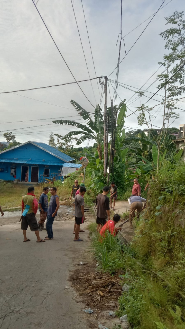 Minggu, 14 Januari 2024, Lurah diwakili staf menghadiri dan mengawasi jalannya kegiatan gotong royong di RT. 037 & 038 Jalan Kelapa Gading