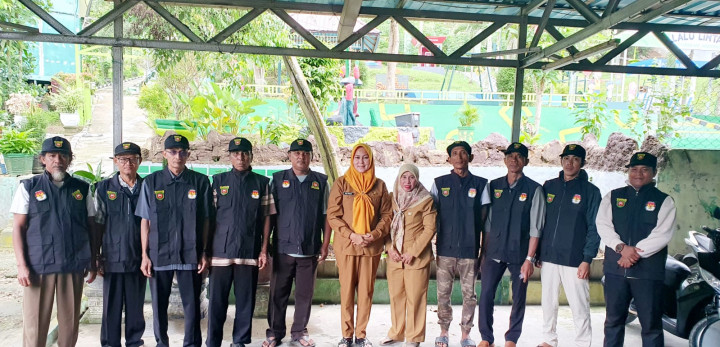 Senin, 15 Januari 2024, Lurah bersama Kasie Pemerintahan dan staf menjalankan pembagian seragam Linmas untuk kegiatan Pemilu 2024 di Kantor Kelurahan Karang Anyar