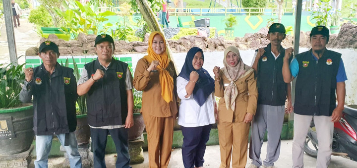 Senin, 15 Januari 2024, Lurah bersama Kasie Pemerintahan dan staf menjalankan pembagian seragam Linmas untuk kegiatan Pemilu 2024 di Kantor Kelurahan Karang Anyar