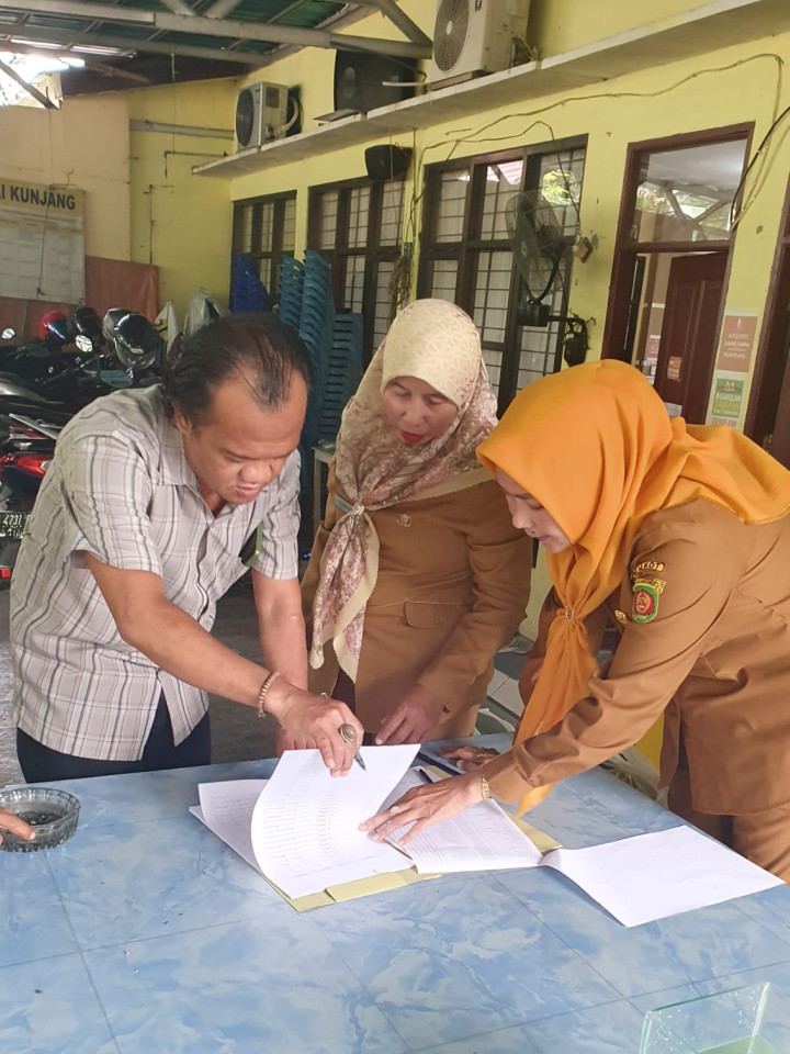Senin, 15 Januari 2024, Lurah bersama Kasie Pemerintahan dan staf menjalankan pembagian seragam Linmas untuk kegiatan Pemilu 2024 di Kantor Kelurahan Karang Anyar