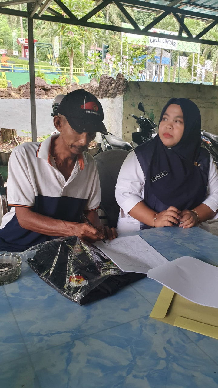 Senin, 15 Januari 2024, Lurah bersama Kasie Pemerintahan dan staf menjalankan pembagian seragam Linmas untuk kegiatan Pemilu 2024 di Kantor Kelurahan Karang Anyar
