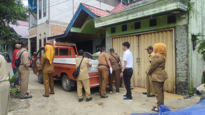 Senin, 15 Januari 2024, Kasie Ekobang bersama staf menghadiri kegiatan Penyerahan bantuan material dari BPBD Kota Samarinda ke warga yang terdampak longsor