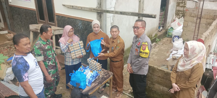 Selasa, 16 Januari 2024, Lurah dengan didampingi Bhabinkamtibmas dan Kasie Ekobang melakukan penyerahan bantuan sembako ke warga yang terkena dampak longsor di RT. 038,Jalan MT. Haryono