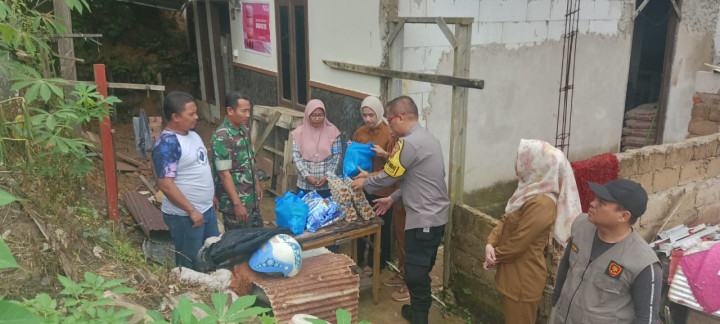 Selasa, 16 Januari 2024, Lurah dengan didampingi Bhabinkamtibmas dan Kasie Ekobang melakukan penyerahan bantuan sembako ke warga yang terkena dampak longsor di RT. 038,Jalan MT. Haryono