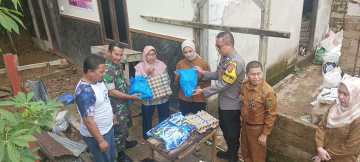 Selasa, 16 Januari 2024, Lurah dengan didampingi Bhabinkamtibmas dan Kasie Ekobang melakukan penyerahan bantuan sembako ke warga yang terkena dampak longsor di RT. 038,Jalan MT. Haryono