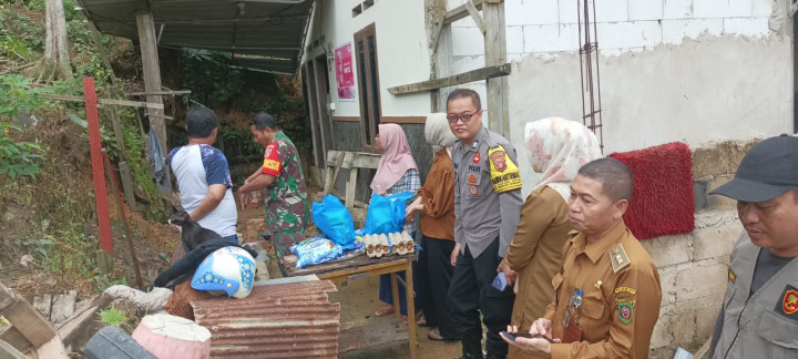 Selasa, 16 Januari 2024, Lurah dengan didampingi Bhabinkamtibmas dan Kasie Ekobang melakukan penyerahan bantuan sembako ke warga yang terkena dampak longsor di RT. 038,Jalan MT. Haryono