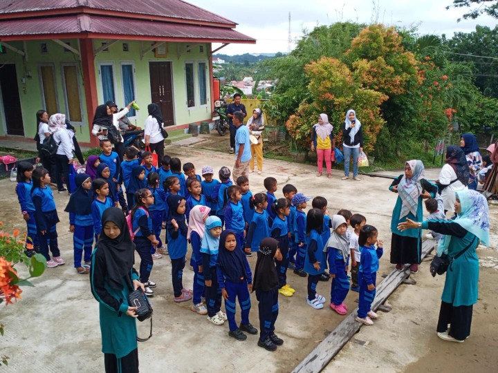 Jumat 19 Januarin 2023, Seklur bersama pemandu edukasi taman lalu lintas Letj. MT. Haryono, Amiruddin, S.Pd, menerima kunjungan dari Rumah kreatif Borneo Madani untuk belajar dan berwisata di Taman Lalu Lintas.