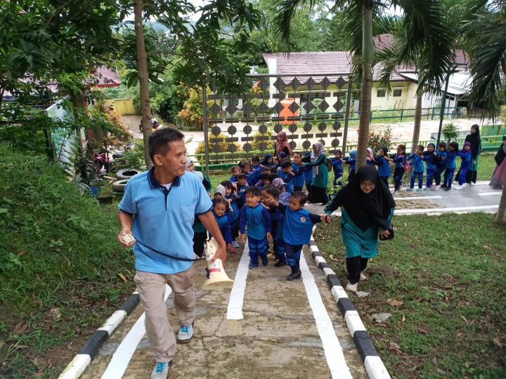 Jumat 19 Januarin 2023, Seklur bersama pemandu edukasi taman lalu lintas Letj. MT. Haryono, Amiruddin, S.Pd, menerima kunjungan dari Rumah kreatif Borneo Madani untuk belajar dan berwisata di Taman Lalu Lintas.
