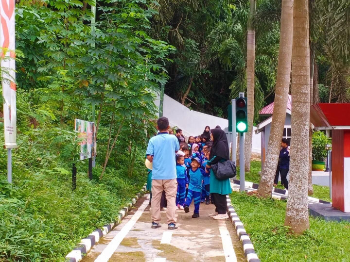 Jumat 19 Januarin 2023, Seklur bersama pemandu edukasi taman lalu lintas Letj. MT. Haryono, Amiruddin, S.Pd, menerima kunjungan dari Rumah kreatif Borneo Madani untuk belajar dan berwisata di Taman Lalu Lintas.
