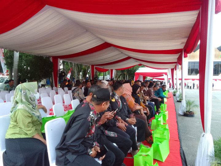 Minggu, 21 Januari 2024, Lurah bersama Seklur & beberapa perwakilan ketua RT kelurahan Karang Anyar menghadiri Upacara peringatan HUT kota Samarinda di Lap. Parkir Gor Segiri, Samarinda