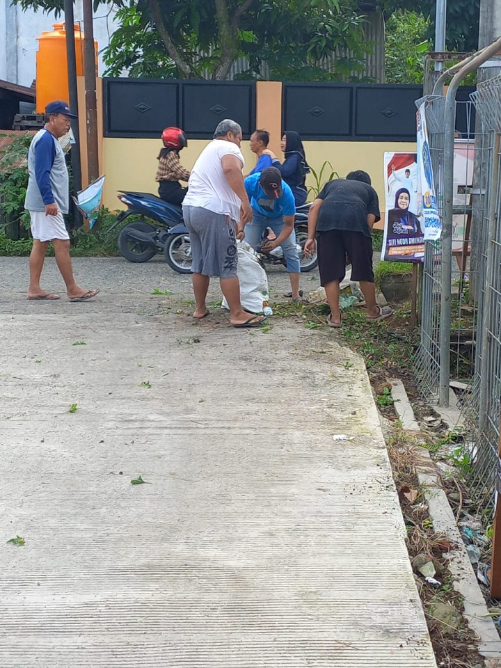 Minggu, 21 Januari 2024, Kegiatan Pelaksanaan Gotong Royong di RT. 030, 031 dan 034 di Jalan Kahoi Kelurahan Karang Anyar.