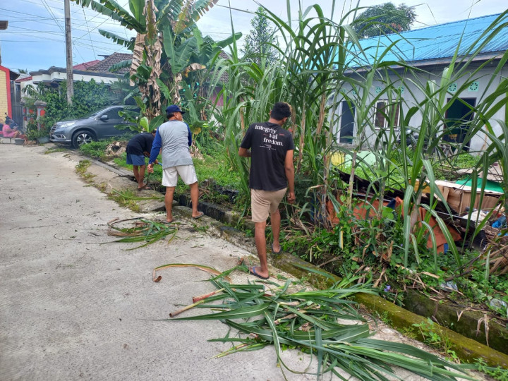 Minggu, 21 Januari 2024, Kegiatan Pelaksanaan Gotong Royong di RT. 030, 031 dan 034 di Jalan Kahoi Kelurahan Karang Anyar.