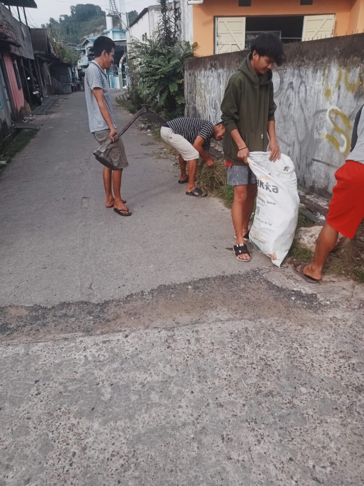 Minggu, 21 Januari 2024, Kegiatan Pelaksanaan Gotong Royong di RT. 030, 031 dan 034 di Jalan Kahoi Kelurahan Karang Anyar.