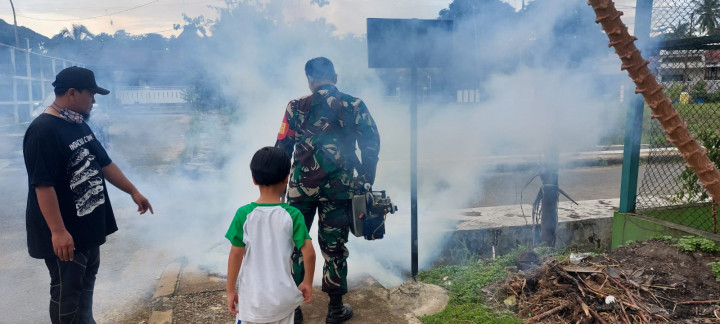 Senin, 22 Januari 2024, Lurah beserta Babinsa dan Bhabinkamtibmas mengawasi jalannya kegiatan Foging di RT. 001 dan RT. 006 Kelurahan Karang Anyar oleh Puskesmas Wonorejo.