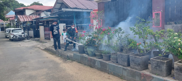 Senin, 22 Januari 2024, Lurah beserta Babinsa dan Bhabinkamtibmas mengawasi jalannya kegiatan Foging di RT. 001 dan RT. 006 Kelurahan Karang Anyar oleh Puskesmas Wonorejo.