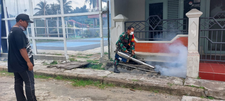 Senin, 22 Januari 2024, Lurah beserta Babinsa dan Bhabinkamtibmas mengawasi jalannya kegiatan Foging di RT. 001 dan RT. 006 Kelurahan Karang Anyar oleh Puskesmas Wonorejo.
