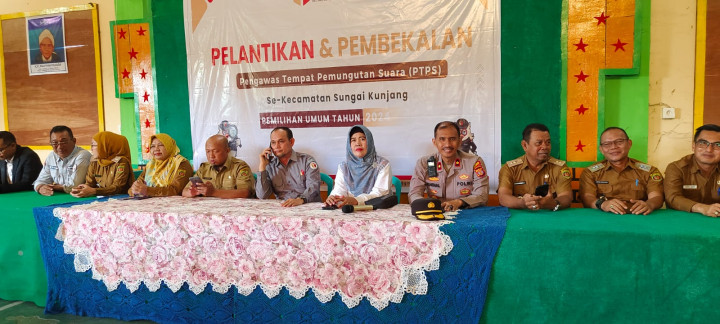 Senin, 21 Januari 2024, Lurah menghadiri kegiatan dari Bawaslu Kota Samarinda berupa Pelantikan dan Pembekalan Pengawas TPS pada Pemilu 2024 di Aula Ponpes Nabil Husein.