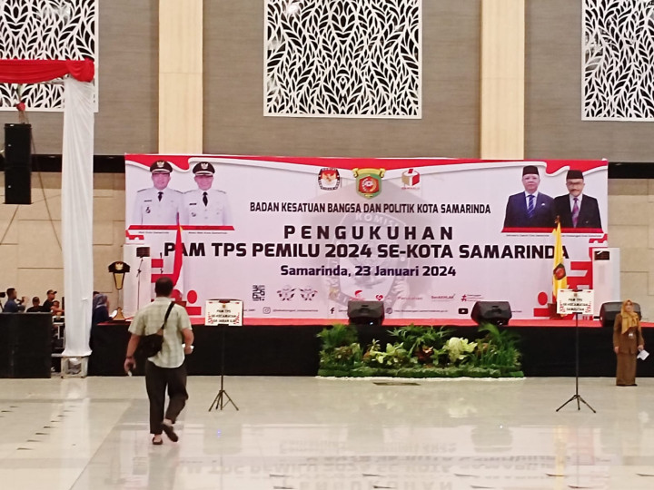 Selasa, 23 Januari 2024, Kasie Pemerintahan beserta Staf menghadiri dan mendampingi kegiatan Pengukuhan para PAM TPS Pemilu 2024 di Plenary Hal Sempaja, Samarinda