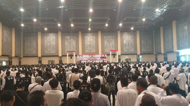 Selasa, 23 Januari 2024, Kasie Pemerintahan beserta Staf menghadiri dan mendampingi kegiatan Pengukuhan para PAM TPS Pemilu 2024 di Plenary Hal Sempaja, Samarinda