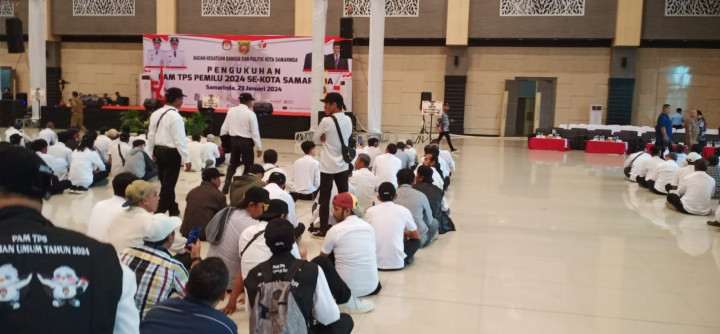 Selasa, 23 Januari 2024, Kasie Pemerintahan beserta Staf menghadiri dan mendampingi kegiatan Pengukuhan para PAM TPS Pemilu 2024 di Plenary Hal Sempaja, Samarinda