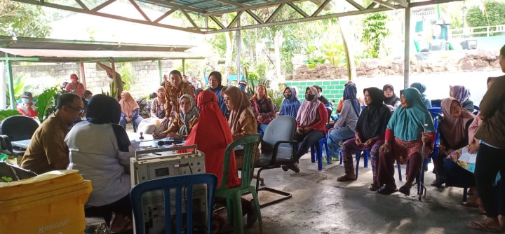 Senin, 29 Januari 2024, Lurah bersama Seklur dan Kasie Kesra dan Staf melakukan pendistribusian beras bantuan bulog di Kantor Kel. Karang Anyar