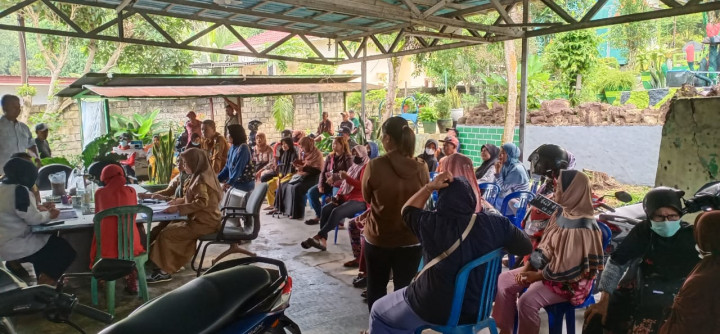 Senin, 29 Januari 2024, Lurah bersama Seklur dan Kasie Kesra dan Staf melakukan pendistribusian beras bantuan bulog di Kantor Kel. Karang Anyar