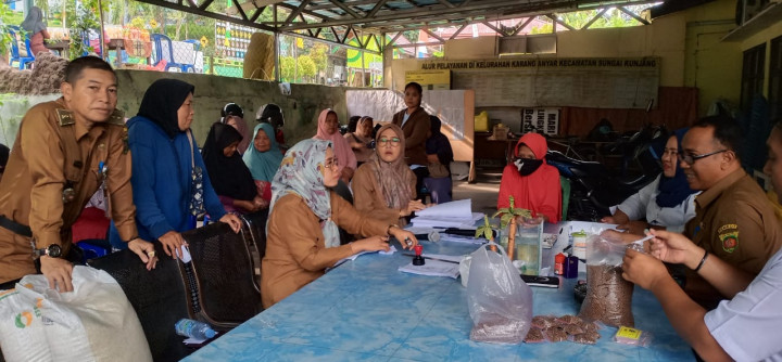 Senin, 29 Januari 2024, Lurah bersama Seklur dan Kasie Kesra dan Staf melakukan pendistribusian beras bantuan bulog di Kantor Kel. Karang Anyar