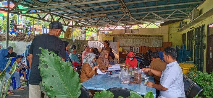 Senin, 29 Januari 2024, Lurah bersama Seklur dan Kasie Kesra dan Staf melakukan pendistribusian beras bantuan bulog di Kantor Kel. Karang Anyar