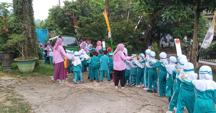 Rabu, 07 Februari 2024 Kunjungan TK darul fallah 2 samarinda ke taman lalu lintas kel. Karang anyar dan didampingi langsung oleh Lurah