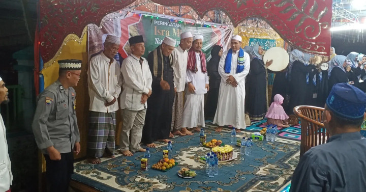 Rabu, 07 Februari 2024 Acara peringatan isra dan miraj nabi besar Muhammad SAW di langgar An-nur yang dihadiri Lurah & Bhabinkamtibmas karang anyar serta juga dihadiri oleh Camat sungai kunjang