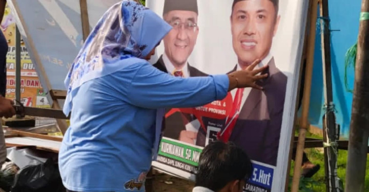 Minggu, 11 Februari 2024, Kegiatan pembersihan ALGAKA (alat peraga kampanye) di wilayah Kel. Karang Anyar bersama tim dari Kec.Sungai Kunjang.