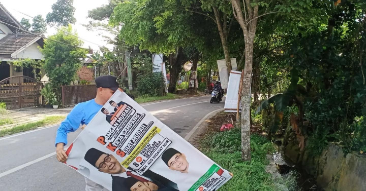 Minggu, 11 Februari 2024, Kegiatan pembersihan ALGAKA (alat peraga kampanye) di wilayah Kel. Karang Anyar bersama tim dari Kec.Sungai Kunjang.