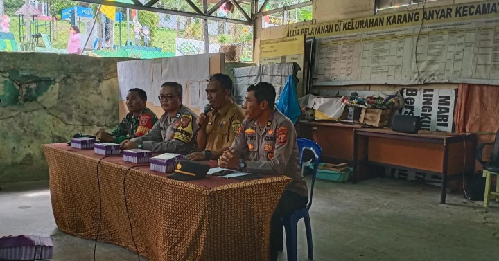 Senin, 12 Februari 2024, Pengarahan PAM linmas TPS kel. Karang anyar oleh pihak polresta samarinda dalam rangka menjaga keamanan dan ketertiban pada pelaksanaan pemilu tahun 2024 di Kantor Kel. Karang Anyar