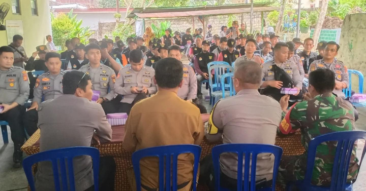 Senin, 12 Februari 2024, Pengarahan PAM linmas TPS kel. Karang anyar oleh pihak polresta samarinda dalam rangka menjaga keamanan dan ketertiban pada pelaksanaan pemilu tahun 2024 di Kantor Kel. Karang Anyar