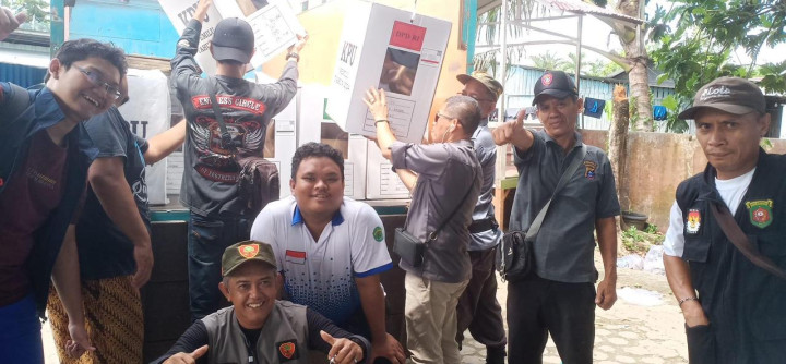 Kamis, 15 Februari 2024, Lurah bersama Cadum Kelurahan, PPS dan Sekretariat PPS Karang Anyar melakukan pengembalian logistik Pemilu 2024 ke Gudang Kecamatan Sungai Kunjang