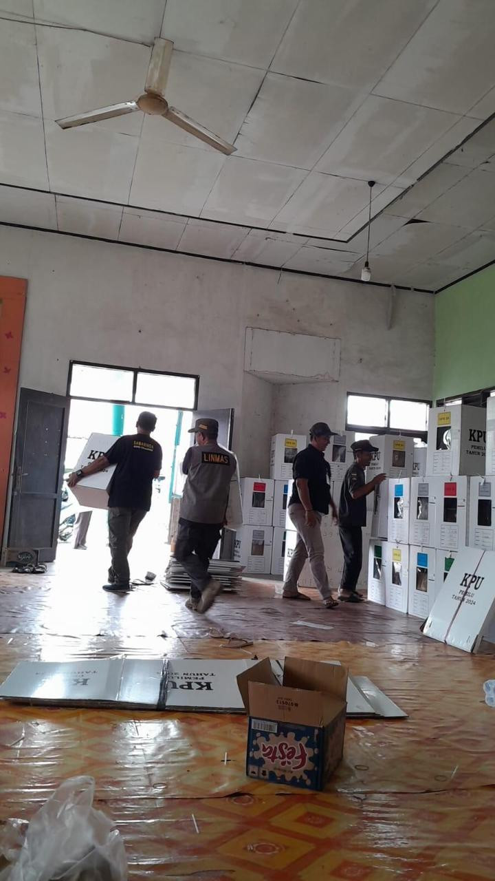 Kamis, 15 Februari 2024, Lurah bersama Cadum Kelurahan, PPS dan Sekretariat PPS Karang Anyar melakukan pengembalian logistik Pemilu 2024 ke Gudang Kecamatan Sungai Kunjang
