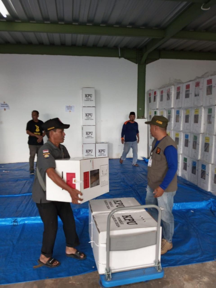 Kamis, 15 Februari 2024, Lurah bersama Cadum Kelurahan, PPS dan Sekretariat PPS Karang Anyar melakukan pengembalian logistik Pemilu 2024 ke Gudang Kecamatan Sungai Kunjang
