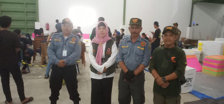 Sabtu-Jumat, 17-23 Februari 2024, Lurah bersama Cadum Kelurahan melakukan peninjauan dan membantu kegiatan rapat Plano bersama PPS dan Sekretariat PPS Karang Anyar di Gudang Kecamatan Sungai Kunjang.