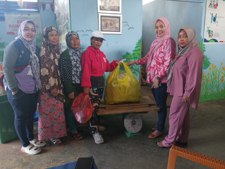 Jumat, 23 Februari 2024, Kasie Ekobang mewakili Lurah melakukan kunjungan ke Bank Ramli Ceseri Karang Anyar bersama staf kelurahan