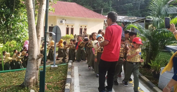 Senin, 26 Februari 2024, Lurah dan tim menerima kunjungan dari TK Negeri 11 ke Taman Lalu Lintas MT. Haryono Karang Anyar